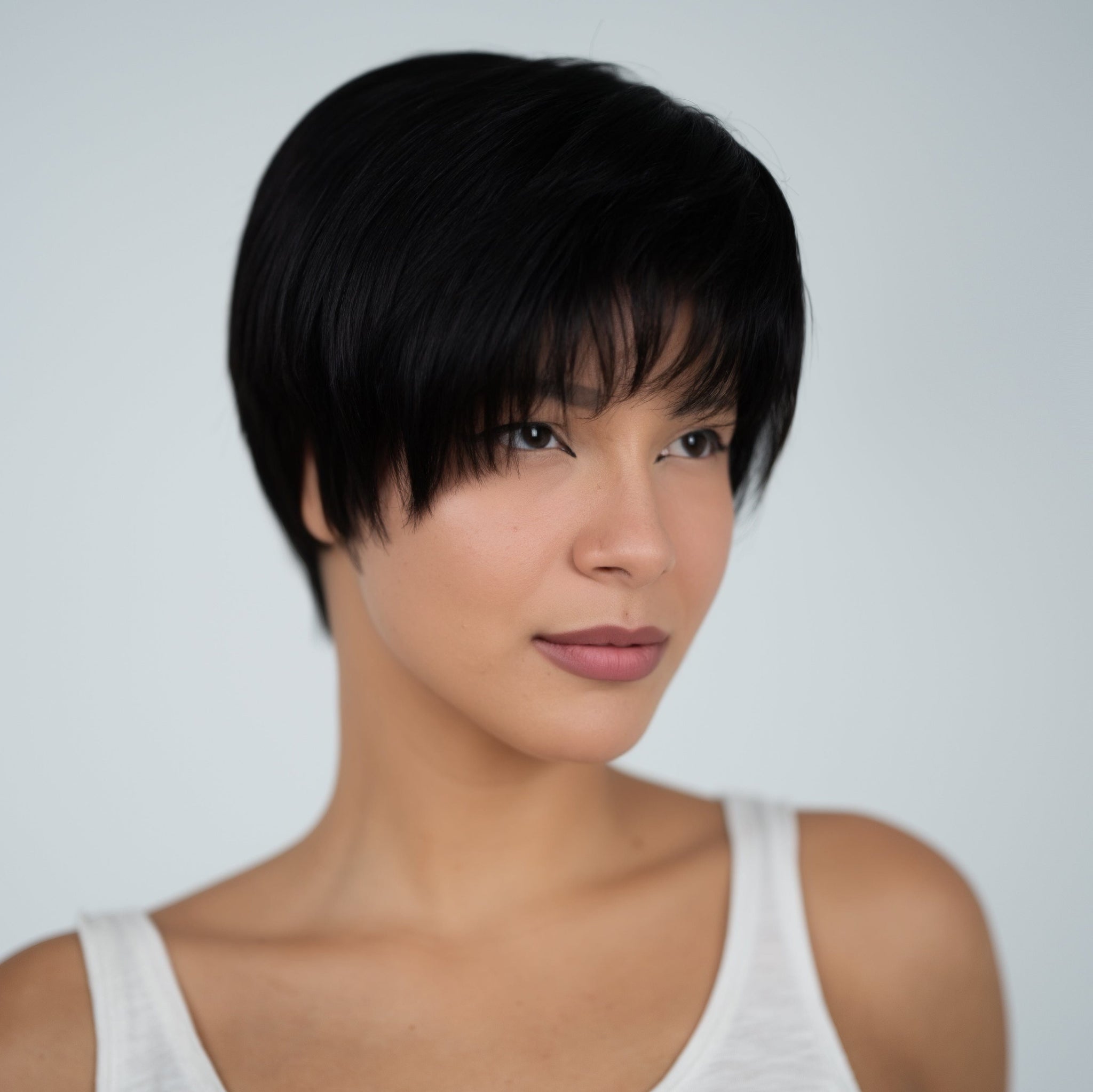 Calliope: Ίσια Pixie Μαύρη Φυσική Περούκα MACO HAIR SYSTEMS